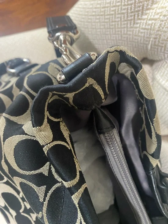 Coach Black and Cream Signature Logo Shoulder Bag with Detachable Strap - Picture 4 of 12